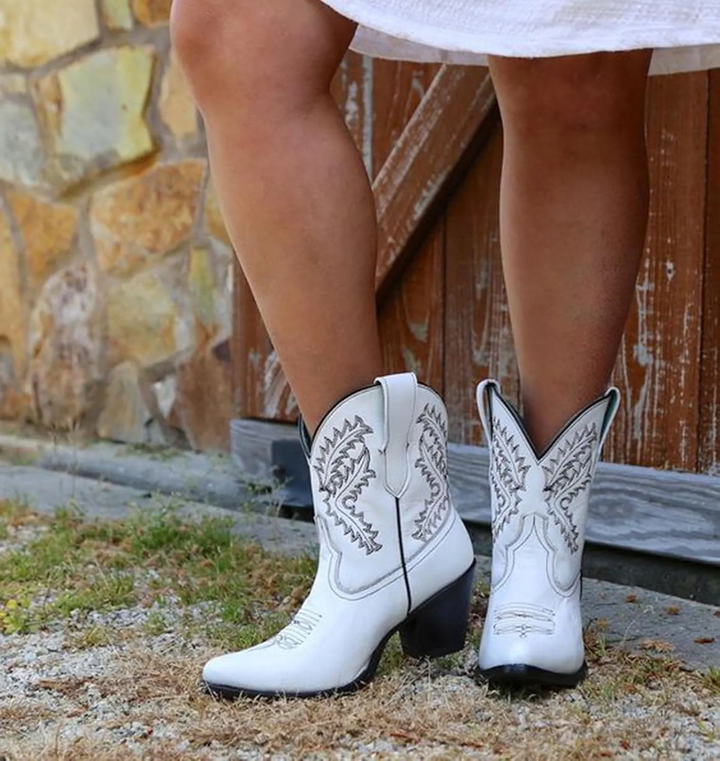 Bcshiye Women Vintage Embroidered Cowgrirl Boots Retro Short Western Ankle Boots Pointed Toe Chunky Mid Cowboy Boots