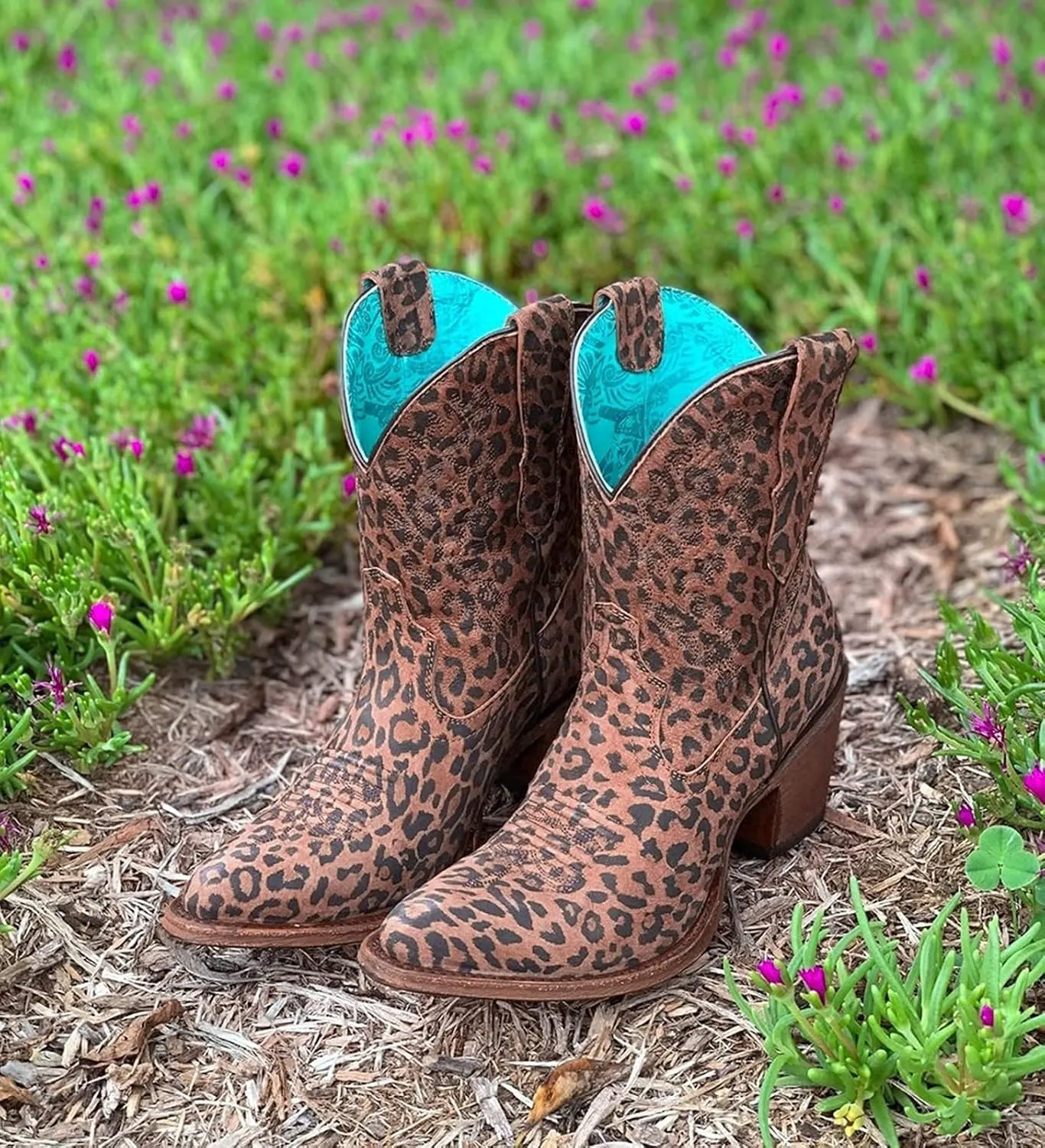 Bcshiye Women Vintage Embroidered Cowgrirl Boots Retro Short Western Ankle Boots Pointed Toe Chunky Mid Cowboy Boots