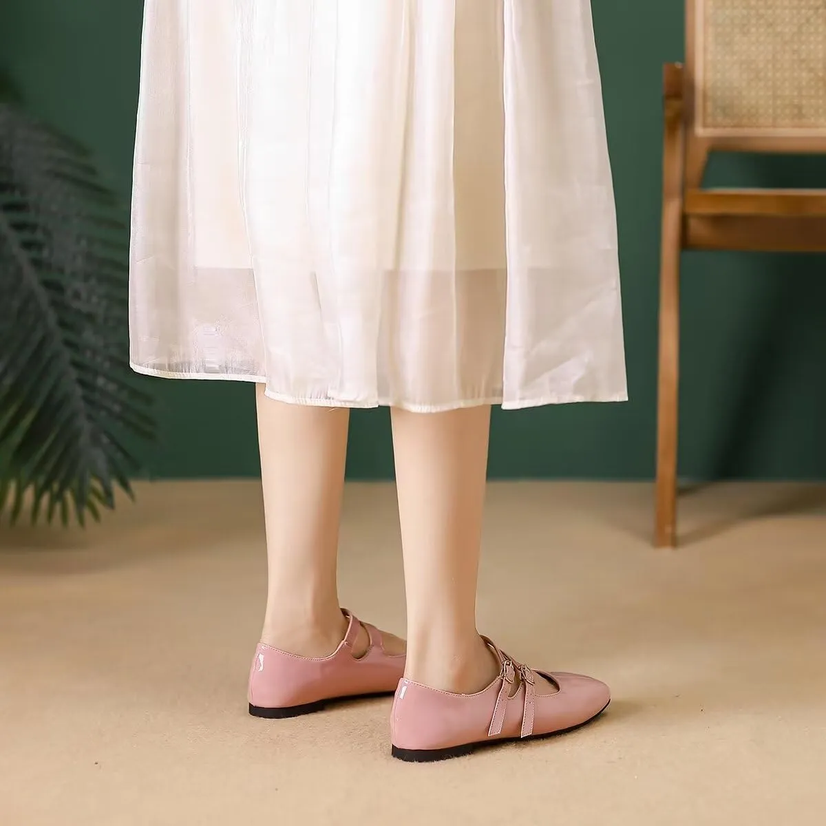 LUXINYU Mary Jane Flats for Women Dressy Retro Square Toe Ankle Strap Ballet Flats Comfortable Patent Leather Shoes