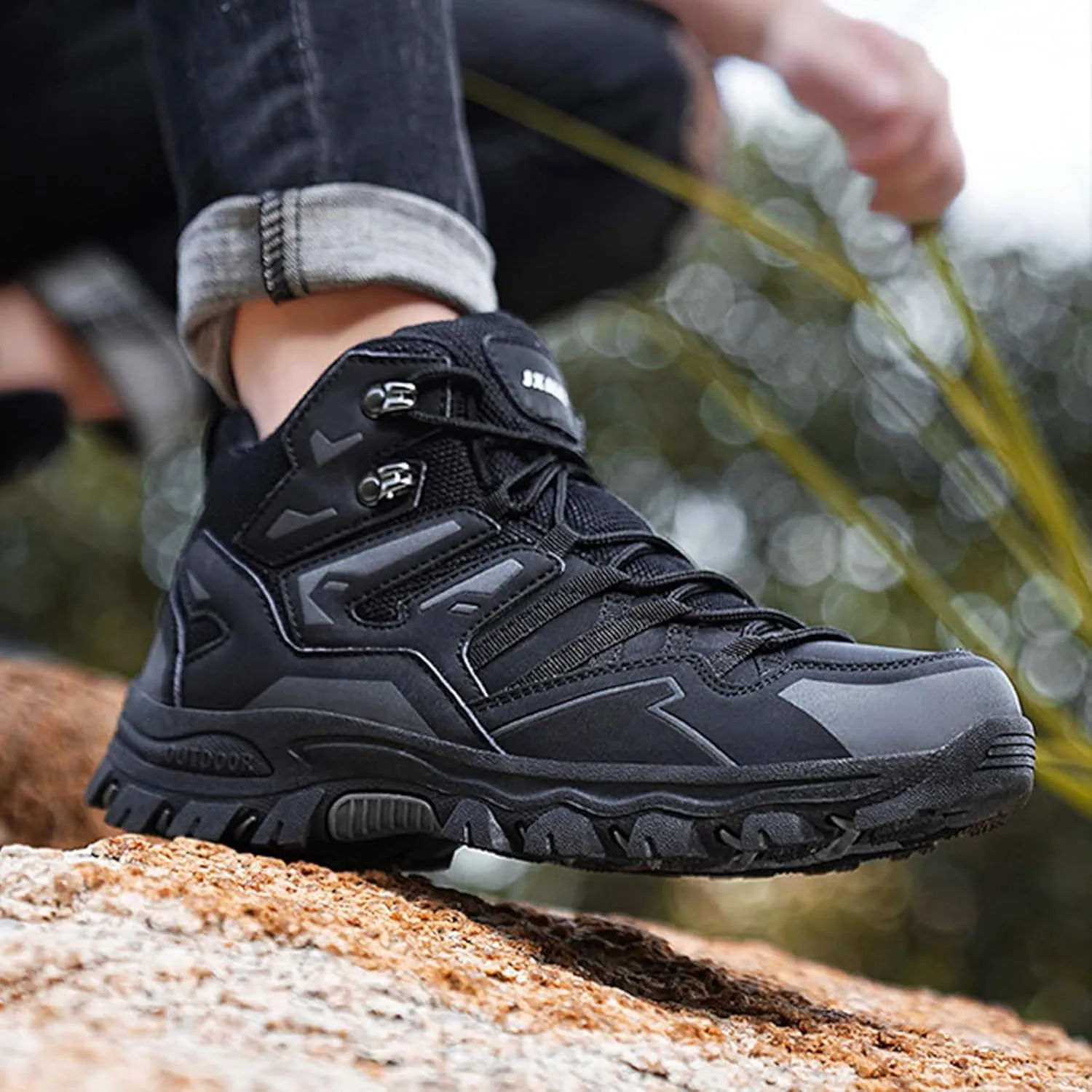 Men Autumn and Winter Hiking Shoes High Top Climbing Hiking Outdoor Shoes Casual Sports Shoes Foam Shoes