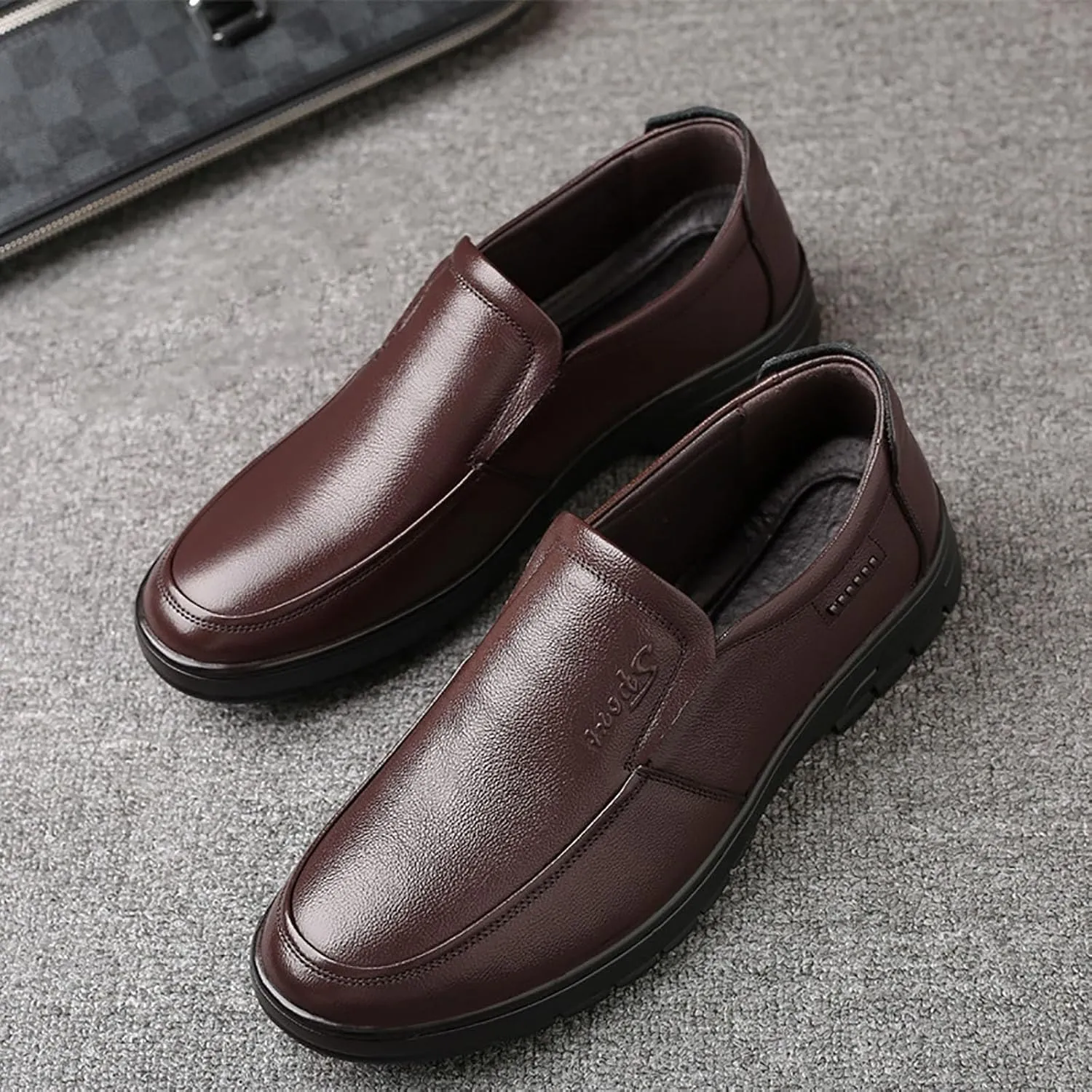 Patent Leather Shoes Men Casual Shoes Cow Leather Soft Men Business Flats Loafers Men Breathable Light Driving Shoes Slip On