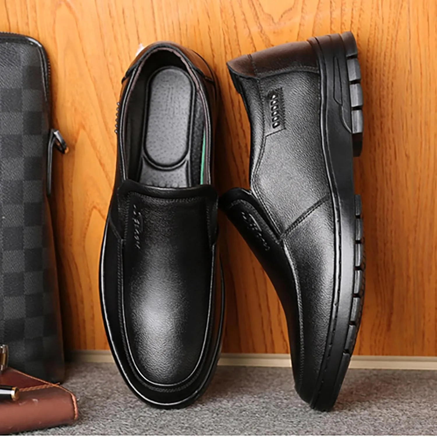 Patent Leather Shoes Men Casual Shoes Cow Leather Soft Men Business Flats Loafers Men Breathable Light Driving Shoes Slip On