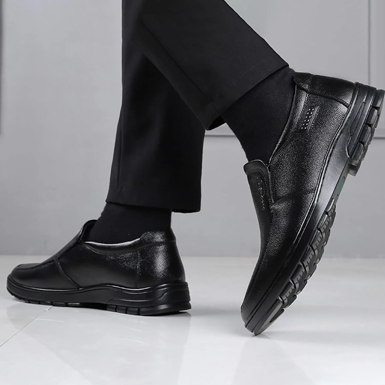 Patent Leather Shoes Men Casual Shoes Cow Leather Soft Men Business Flats Loafers Men Breathable Light Driving Shoes Slip On