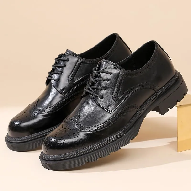Refined Men's Wingtip Oxford Shoes with Brogue Detailing and Leather Outsole for Formal Occasions